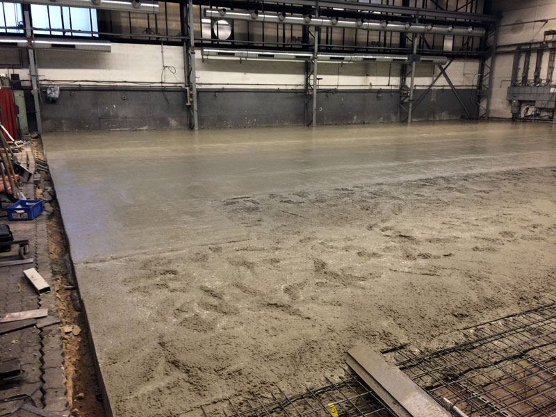 Ein Industrieboden wird in einer Halle erstellt